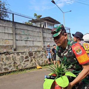 Dari Kejengkelan Jadi Gerakan: Babinsa Koramil 02/Pondok Gede Gagas Aksi Bebas Sampah dengan 100 Pot Bunga Hias di Jatiraden