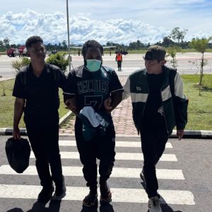Satgas Ops Damai Cartenz Laksanakan Tahap II (Penyerahan Tersangka & Barang Bukti) Yatien Enumbi di Kejaksaan Nabire.