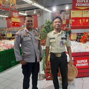 Jaga Kemitraan dengan Sekuriti, Bhabinkamtibmas Bintara Patroli Dialogis di Superindo