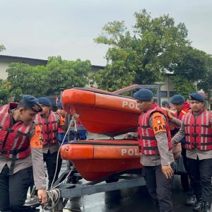 Brimob Polda Metro Jaya Laksanakan Apel Siaga dan Patroli SAR, Siap Hadapi Potensi Banjir di Musim Hujan