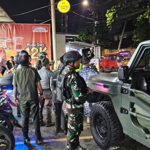 Patroli Malam Sinergi Tiga Pilar Bersama Komduk: Babinsa Koramil 02/Pondok Gede Ajak Warga Jaga Lingkungan, Cegah Tawuran dan Kejahatan Malam