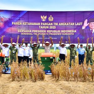 Panglima TNI Dampingi Menhan RI Tinjau Panen Kedelai Garuda Merah Putih di Lampung Utara