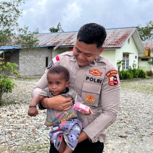 Momen Harmonis Personel Satgas Ops Damai Cartenz Bersama Masyarakat dan Anak-Anak di Mimika