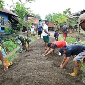 Wujud Kepedulian, Satgas TMMD dan Warga Kompak Perbaiki Jalan Desa
