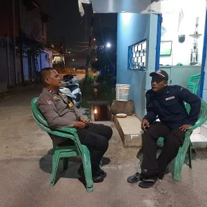 Tingkatkan Keamanan Swakarsa, Bhabinkamtibmas Kranji Sambangi Pos Satkamling Duta Kranji