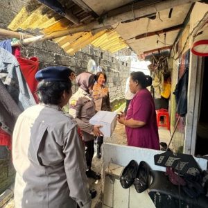 Polwan Polres Metro Bekasi Kota Berbagi Sembako dan Borong Dagangan Penjual Kue di HUT ke-77
