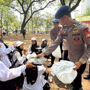 Melayani Aksi Damai Guru, Brimob Polda Metro Jaya Tunjukkan Pendekatan Humanis