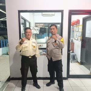 Berikan Rasa Aman, Bhabinkamtibmas Kotabaru Polsek Bekasi Barat Laksanakan Patroli Satkamling