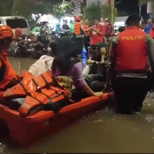 Tim SAR Brimob Polda Metro Jaya Evakuasi dan Berikan Bantuan Pelayanan Kepada Warga Di lokasi Banjir