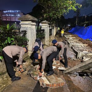 Brimob Polda Metro Jaya Gerak Cepat Tangani Longsor di TPU Jeruk Purut