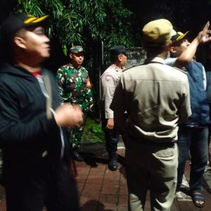 Wujudkan Rasa Aman, Kodim 0505/JT Gelar Patroli Siskamling Keliling Bersama Komduk.