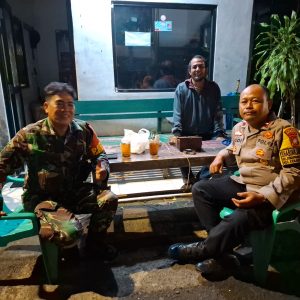 Memperkuat Keamanan, Babinsa Kebayoran Lama Komsos Poskamling