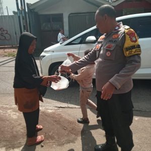 JUMAT BERBAGI, POLSEK JATISAMPURNA SALURKAN RATUSAN NASI BUNGKUS UNTUK WARGA JATIRADEN