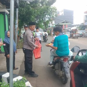 JUMAT BERKAH, TIGA PILAR KELURAHAN JATIRANGGA BAGIKAN NASI KOTAK UNTUK WARGA