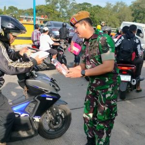 Dalam Rangka Pererat Kepedulian Sosial Terhadap Masyarakat Sekitar, Prajurit dan Persit Kartika Chandra Kirana (KCK) Ranting 2 Yonarhanud 6/BAY Melaksanakan Berbagi Sarapan Pagi