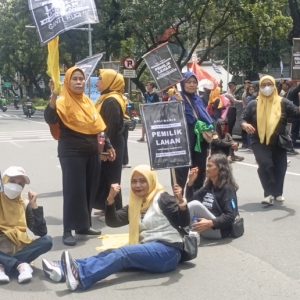 Ratusan Ahli waris Almarhum Da’am bin Nasairin Geruduk Gedung DPRD DKI Jakarta