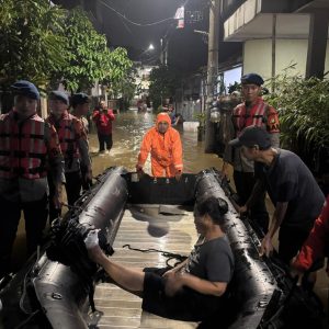 Brimob Polda Metro Jaya Laksanakan Patroli SAR Antisipasi Banjir dan Bantu Evakuasi Warga di Pondok Aren