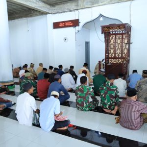 Di Tengah Pembangunan Desa, Satgas TMMD ke-126 Kodim 1505/Tidore Tetap Istiqamah Beribadah