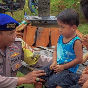 Bhabinkamtibmas Polair Evakuasi Balita Sakit Hernia di Muara Gembong, Dioperasi di RS Polri