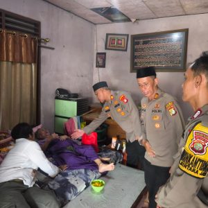 Sabtu Berbagi, Kapolsek Bekasi Barat Kunjungi Warga Janda Lansia
