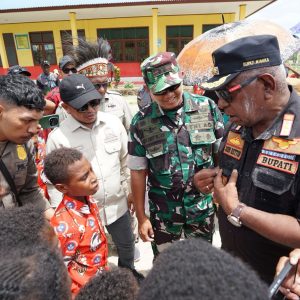 Dandim 1710/Mimika Dampingi Bupati dan Wakil Bupati Mimika Saat Melaksanakan Kunjungan Kerja di Distrik Mimika Barat Jauh