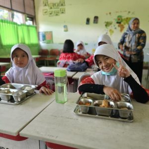 Babinsa Jatiraden Dampingi Pendistribusian Makan Bergizi Gratis di SDN Jatisampurna IV: Wujud Kepedulian TNI untuk Generasi Sehat dan Cerdas