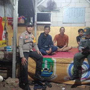 Patroli Malam di Pos Kamling, Bhabinkamtibmas Bantargebang Ingatkan Warga Prioritaskan Kunci Ganda Kendaraan