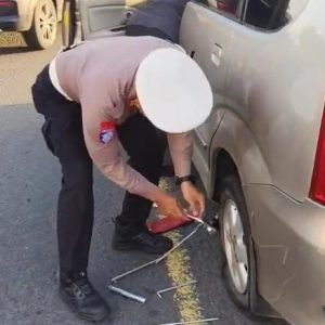 Wujud Kepedulian “Ganti Ban Serep” Mini Bus Penjemput Anak Sekolah