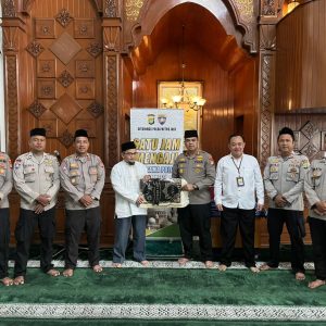 Ditbinmas Polda Metro Jaya Gelar Satu Jam Mengaji Bersama Polisi di Masjid Baitul Lathief Kemnaker