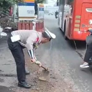 Kepedulian Lalu Lintas Polsek Pondok Gede “Bersihkan dan Tutup Lubang Eks Galian”