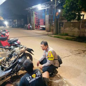 Jaga Lingkungan Aman, Bhabinkamtibmas Sumurbatu Ajak Warga Aktifkan Kembali Siskamling