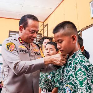 Siswa SD di Cipayung Ucapkan Terima Kasih ke Kapolda dan Kapolres, Dapat Hadiah Peralatan Sekolah