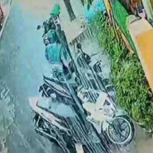 Pencurian Motor di Cempaka Baru Terekam CCTV Saat Hujan Deras