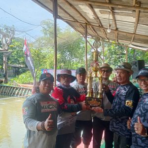 Piala Bergilir Fahira Idris diperebutkan dalam Gelar Perlombaan Mancing Bang Japar di Hari Pahlawan.
