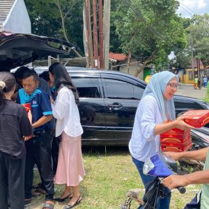 BRI BO Cibinong Rayakan Jumat Berkah, BRI Peduli Bogor Bagikan Nasi Kotak kepada Jamaah