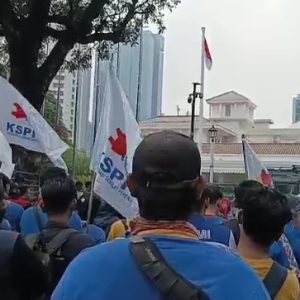 Massa dari Federasi Serikat Pekerja Metal Indonesia (FSPMI) Desak Gubernur Pramono Anung untuk Berani Tindak Pengusaha yang Langgar Hukum