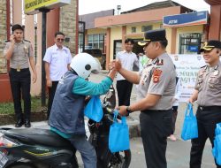 Kapolres Muara Enim Turun Langsung ke Jalan, Bagikan Takjil Penuh Kehangatan