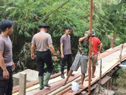 Polres Muara Enim Perbaiki Jembatan Penghubung Antar Kampung di Desa Karang Raja