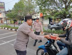 Polsek Jatisampurna Bagikan Takjil Ramadhan 1447 H, Sekaligus Edukasi Tertib Lalu Lintas