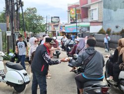 Sinergi 3 Pilar Jatiraden Bagikan 200 Takjil, Sampaikan Pesan Kamtibmas di Bulan Ramadhan