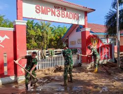 TNI AD Bersihkan SMP Negeri 3 Badiri Pascabanjir Susulan