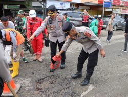 Polres Muara Enim Gelar Gerakan Belida ASRI dengan Menambal Jalan Berlubang di Terminal Kota