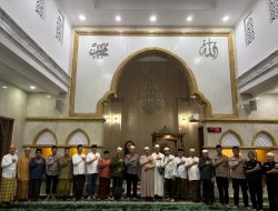 Tarawih Keliling di Cipete, Polda Metro Jaya Serahkan Al-Qur’an ke Masjid An-Nur