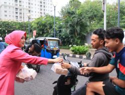 Polres Metro Jakarta Pusat Beserta Polsek Kemayoran Bagi Takjil dan Santunan