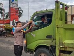 Pembagian Takjil dan Pemantauan Pasar Tumpah Kelurahan Jatiluhur