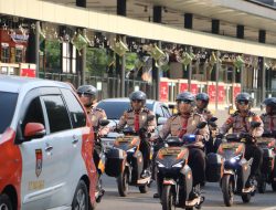 Ramadhan Berkah: Polda Metro Jaya Bagikan Takjil di Bundaran HI, Sasar Masyarakat dan Pengguna Jalan