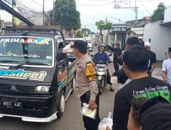 Sinergi Tanpa Sekat, Bhabinkamtibmas Pondok Gede Gandeng Ormas Bagikan 450 Paket Takjil