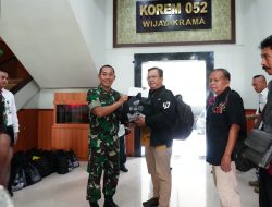 Korem 052/Wkr Salurkan THR dan Bingkisan Lebaran kepada Insan Media