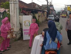 “Kapolsek Samarang dan Bhayangkari Bagi Takjil untuk Pengendara di Jalan Samarang–Palnunjuk”