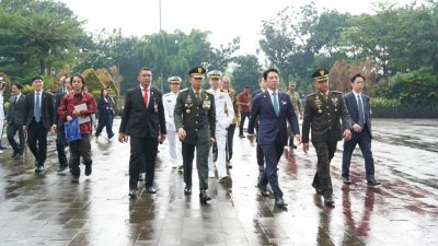 Pangdam Jaya Dampingi Menhan Jepang Ziarah TMPN Kalibata